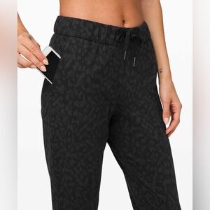 Lululemon On the Fly 7/8 Pant Size 4 Grey Leopard Print Stretch Elastic Waist